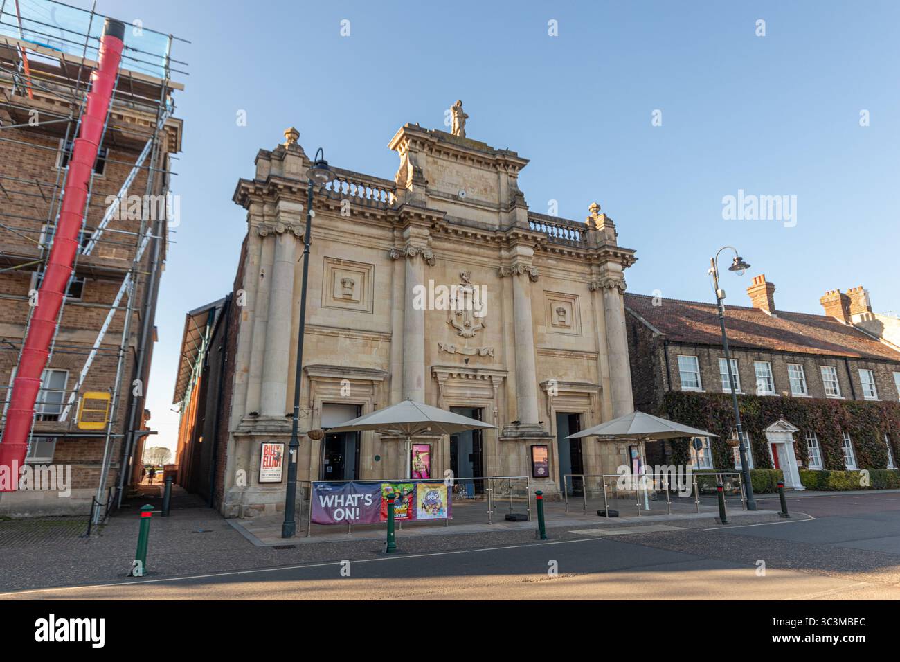 King's Lynn, Angleterre. Façade baroque en cendres de Corn Exchange de Cruso et Maberley (1854), avec colonnes ioniques, statue sculptée de Cérès et étals de marché f Banque D'Images