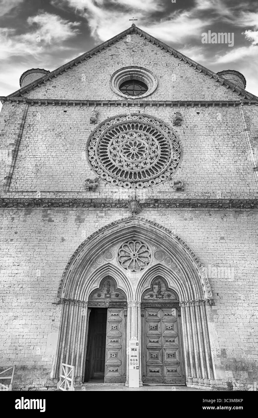 Façade de la Basilique Papale de Saint François d'Assise, l'un des plus importants lieux de pèlerinage chrétien en Italie. Site du patrimoine mondial de l'UNESCO Banque D'Images