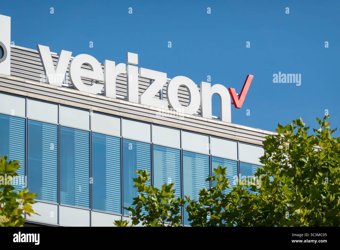 Ostrava, Tchéquie - 28 septembre 2023 : bannière du transporteur mobile Verizon sur le bâtiment moderne derrière les arbres Banque D'Images