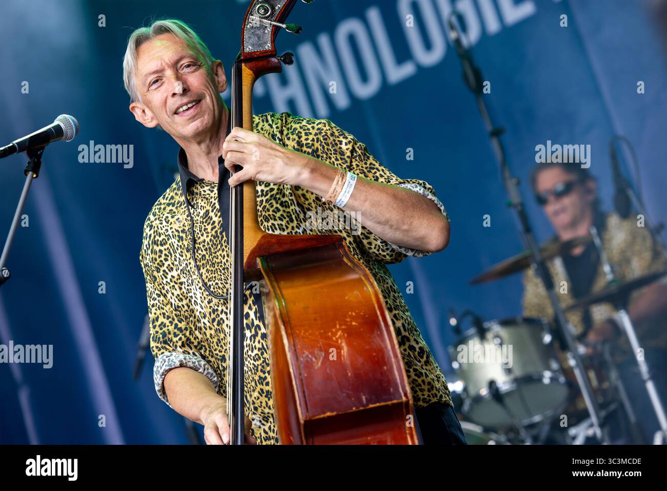 Wettenberg, Allemagne. 26 juillet 2025. Le groupe Red Hot joue de la musique des années 1950 Pour la 34e fois, le Golden Oldies Festival fait revivre la période des années 1950 aux années 1980 avec musique, mode et voitures anciennes. Crédit : Christian Lademann/dpa/Alamy Live News Banque D'Images