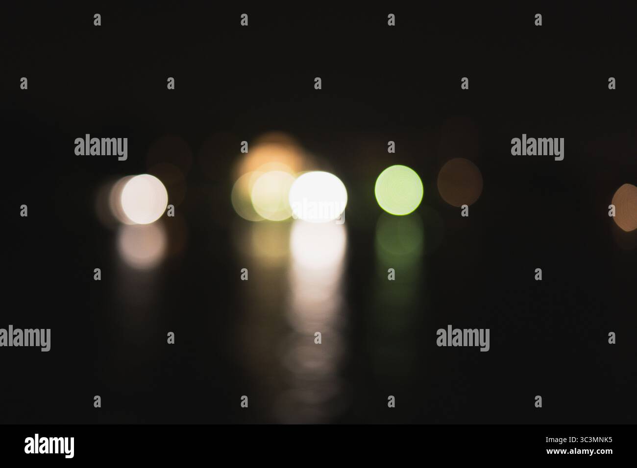 Une représentation artistique de lumières circulaires floues, capturant la magie enchanteresse du bokeh. La composition abstraite présente de douces lueurs dans un capt Banque D'Images