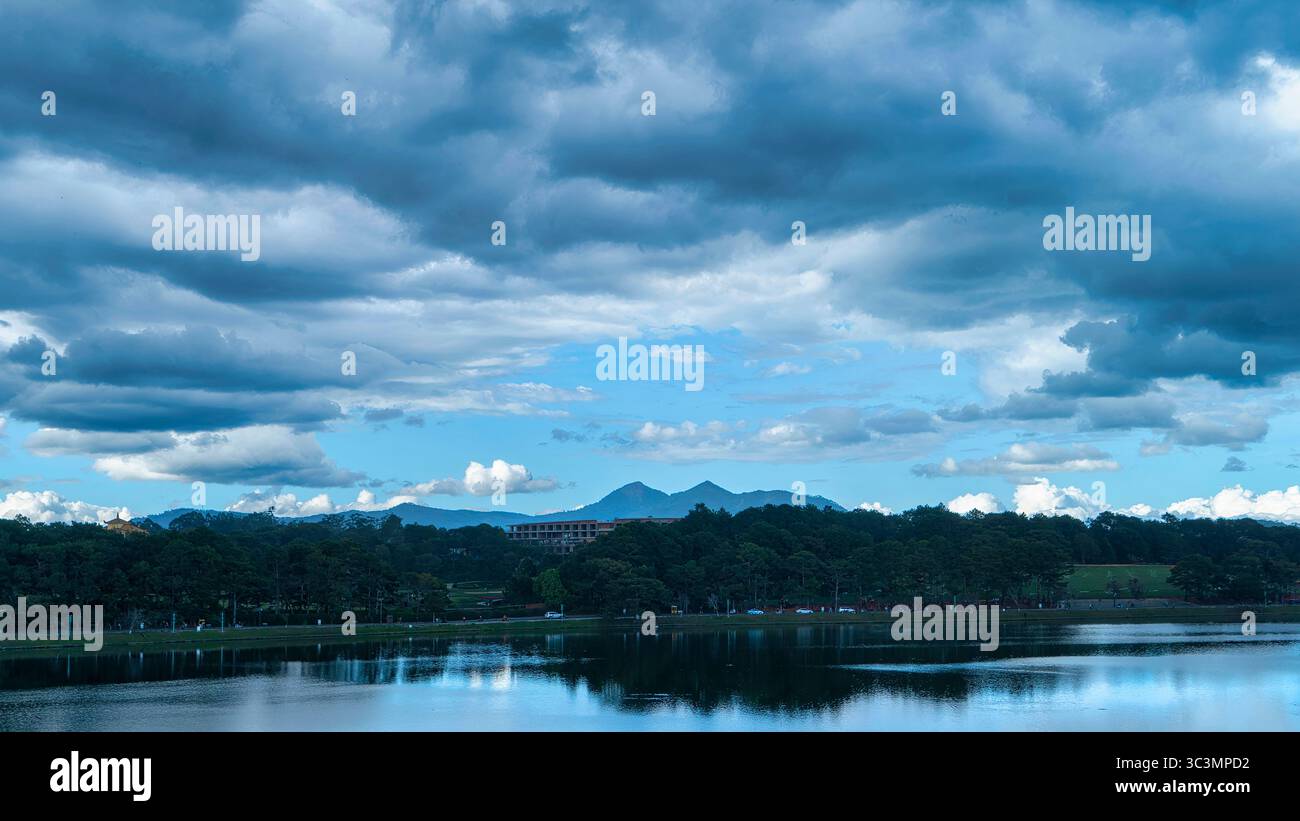 Le sommet de la montagne Langbiang se distingue par rapport au ciel de l'après-midi Dalat, vu du lac Xuan Huong. Une destination touristique attrayante pour de nombreux visiteurs Banque D'Images