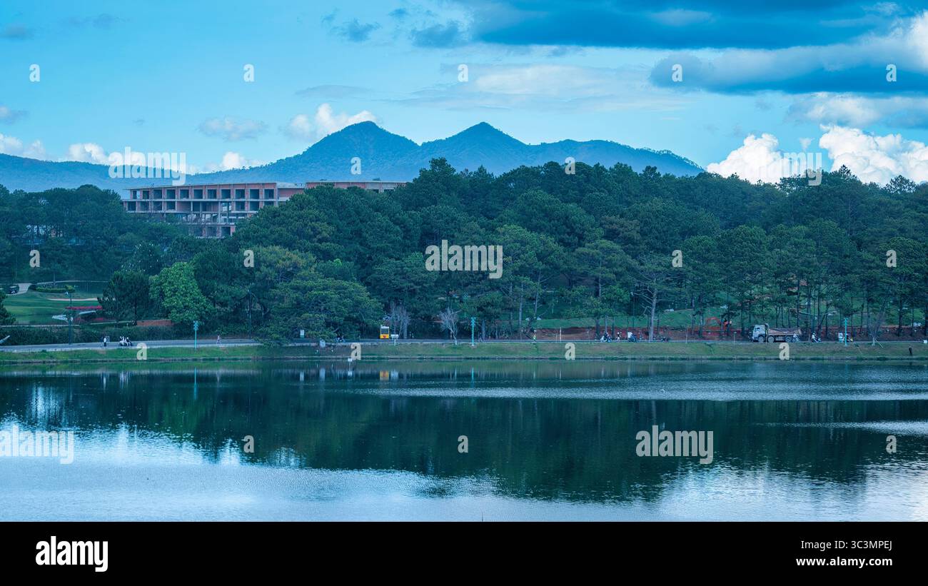Le sommet de la montagne Langbiang se distingue par rapport au ciel de l'après-midi Dalat, vu du lac Xuan Huong. Une destination touristique attrayante pour de nombreux visiteurs Banque D'Images