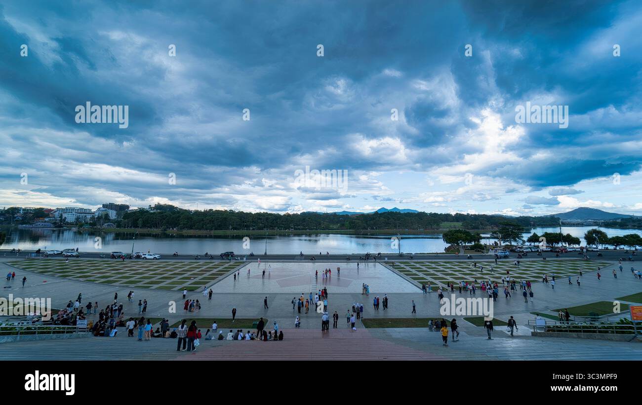 Lam Vien Square, Da Lat a un design très impressionnant, surplombant le lac Xuan Huong et la montagne Langbiang. Un espace majestueux et poétique. Banque D'Images