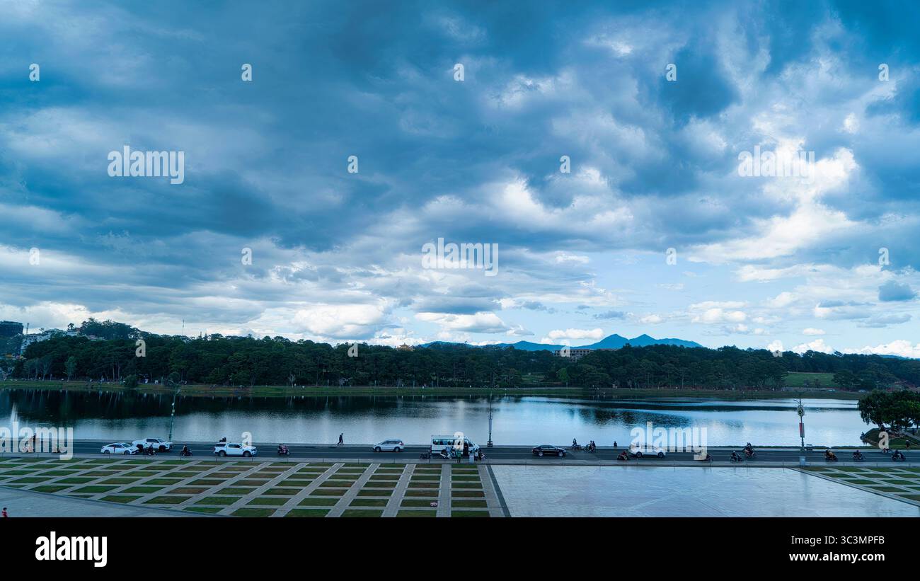 Lam Vien Square, Da Lat a un design très impressionnant, surplombant le lac Xuan Huong et la montagne Langbiang. Un espace majestueux et poétique. Banque D'Images