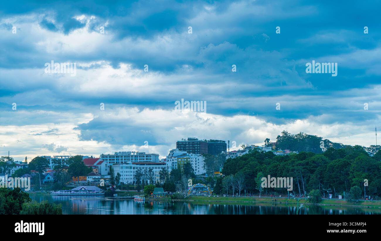 La zone centrale de la ville de Da Lat avec des bâtiments reflétant le poétique lac Xuan Huong. Une ville touristique célèbre aimée par les touristes nationaux et étrangers. Banque D'Images