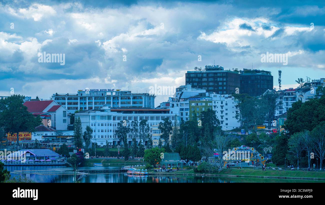 La zone centrale de la ville de Da Lat avec des bâtiments reflétant le poétique lac Xuan Huong. Une ville touristique célèbre aimée par les touristes nationaux et étrangers. Banque D'Images