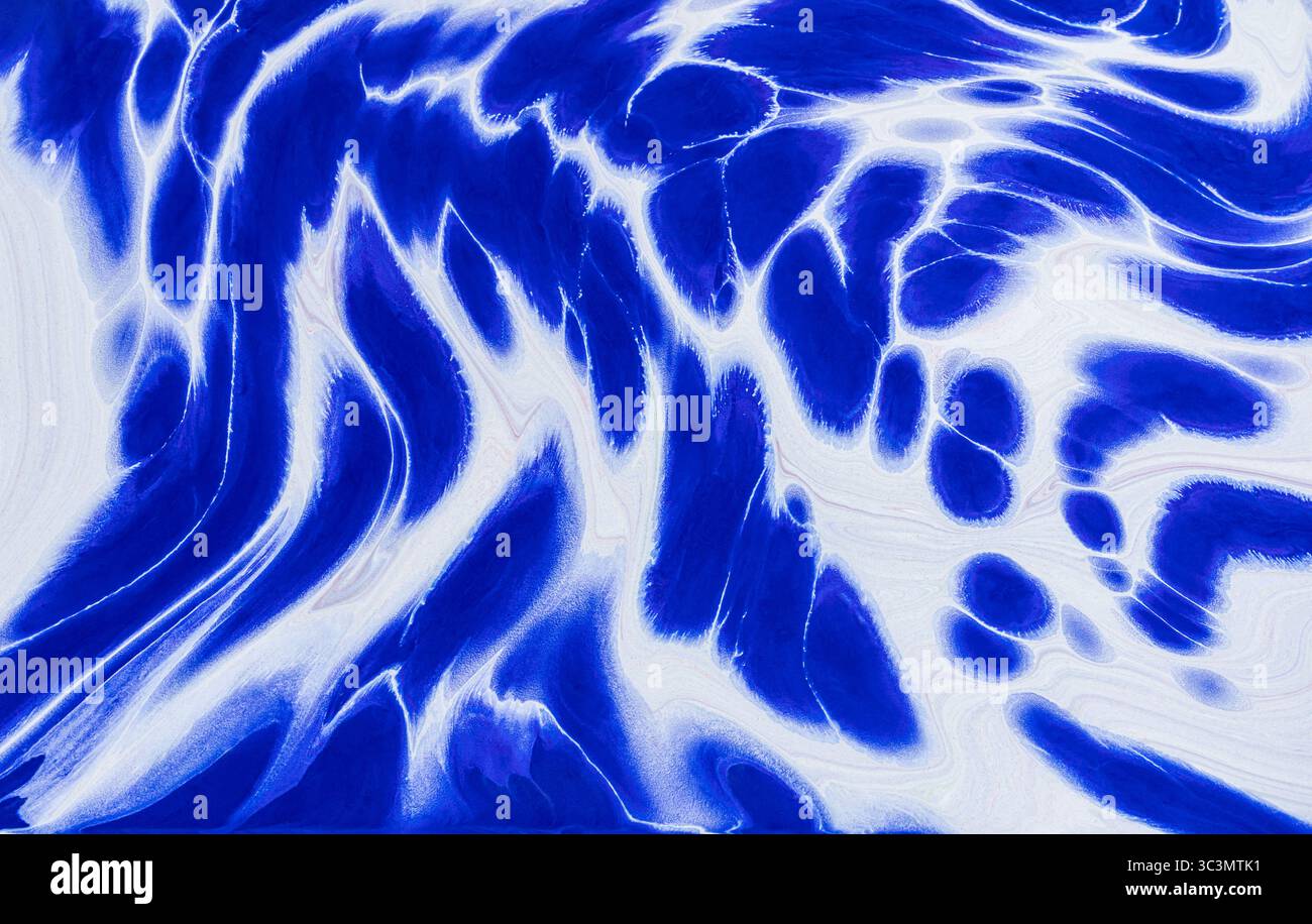 Beau fond de peinture acrylique abstrait avec des tons bleus envoûtants. Les motifs tourbillonnants et les teintes vives créent une expérience visuelle captivante Banque D'Images