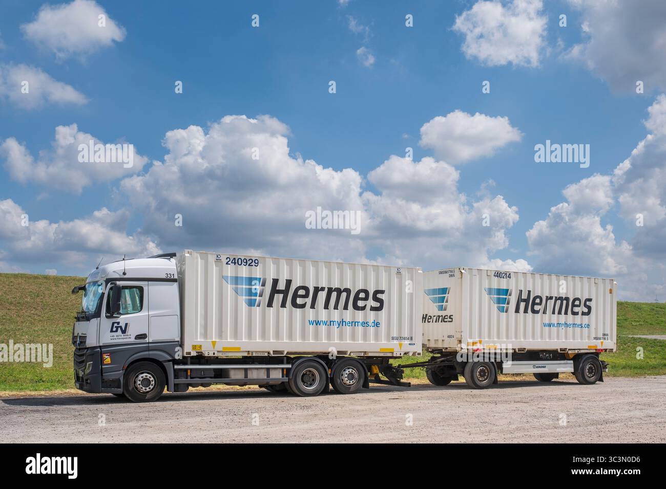 Un camion Hermès par beau temps à Zons, ciel bleu et nuages blancs forment la toile de fond du trafic de livraison en Rhénanie. Banque D'Images
