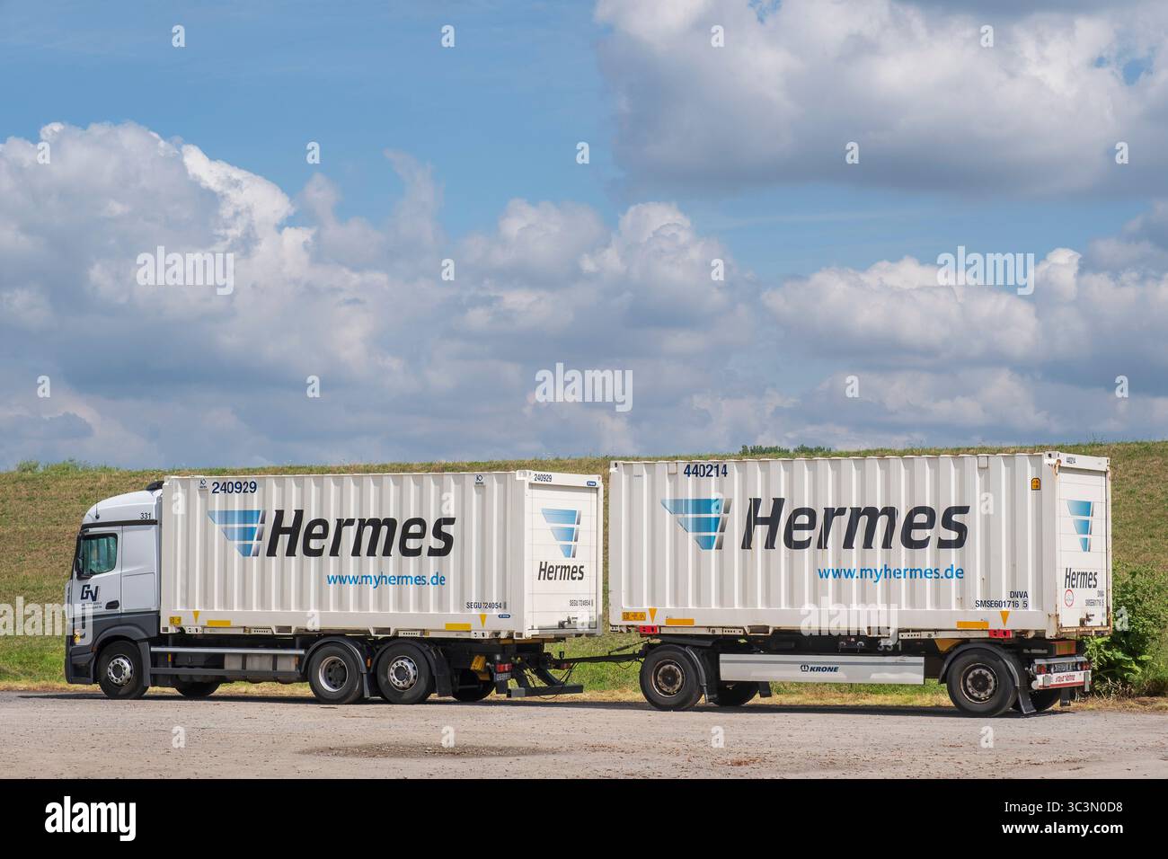 Un camion Hermès par beau temps à Zons, ciel bleu et nuages blancs forment la toile de fond du trafic de livraison en Rhénanie. Banque D'Images
