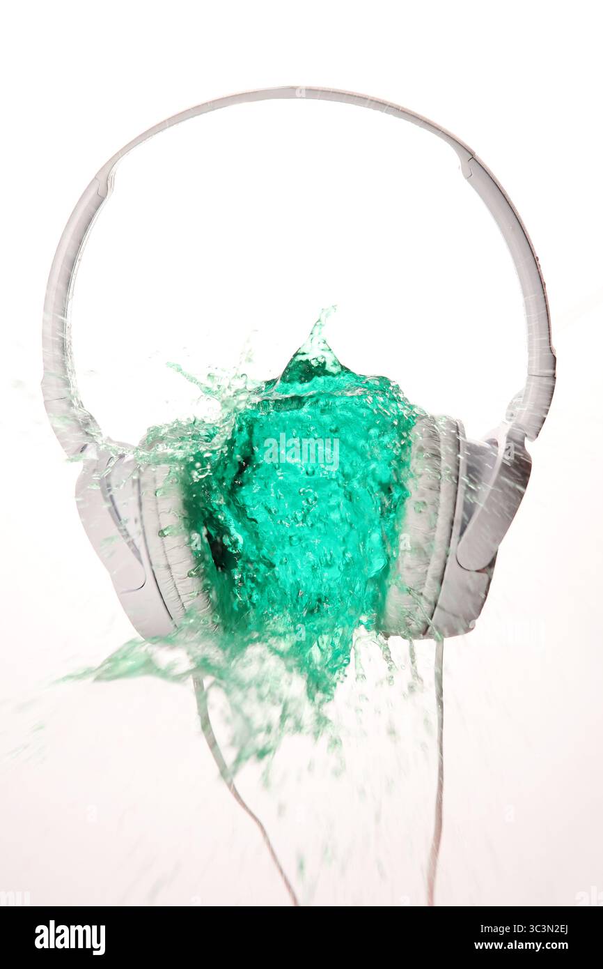 explosion d'eau verte entre les écouteurs Banque D'Images