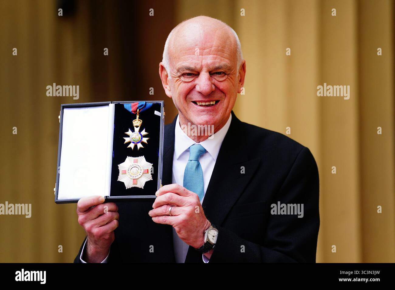 Photo du dossier datée du 03/03/23 de Sir David Nabarro, envoyé spécial de l’Organisation mondiale de la santé pour la prévention et la réponse à la COVID-19, après avoir été fait Chevalier Commandeur de l’ordre de Saint-Michel et Saint-Georges lors d’une cérémonie d’investiture au Palais de Buckingham à Londres. Sir David Nabarro, qui était l’envoyé spécial de l’Organisation mondiale de la santé (OMS) pour le COVID-19, est décédé à l’âge de 75 ans. Le directeur général de l'OMS, le Dr Tedros Adhanom Ghebreyesus, a déclaré qu'il était "profondément choqué et attristé par le décès" de Sir David. Date d'émission : samedi 26 juillet 2025. Banque D'Images