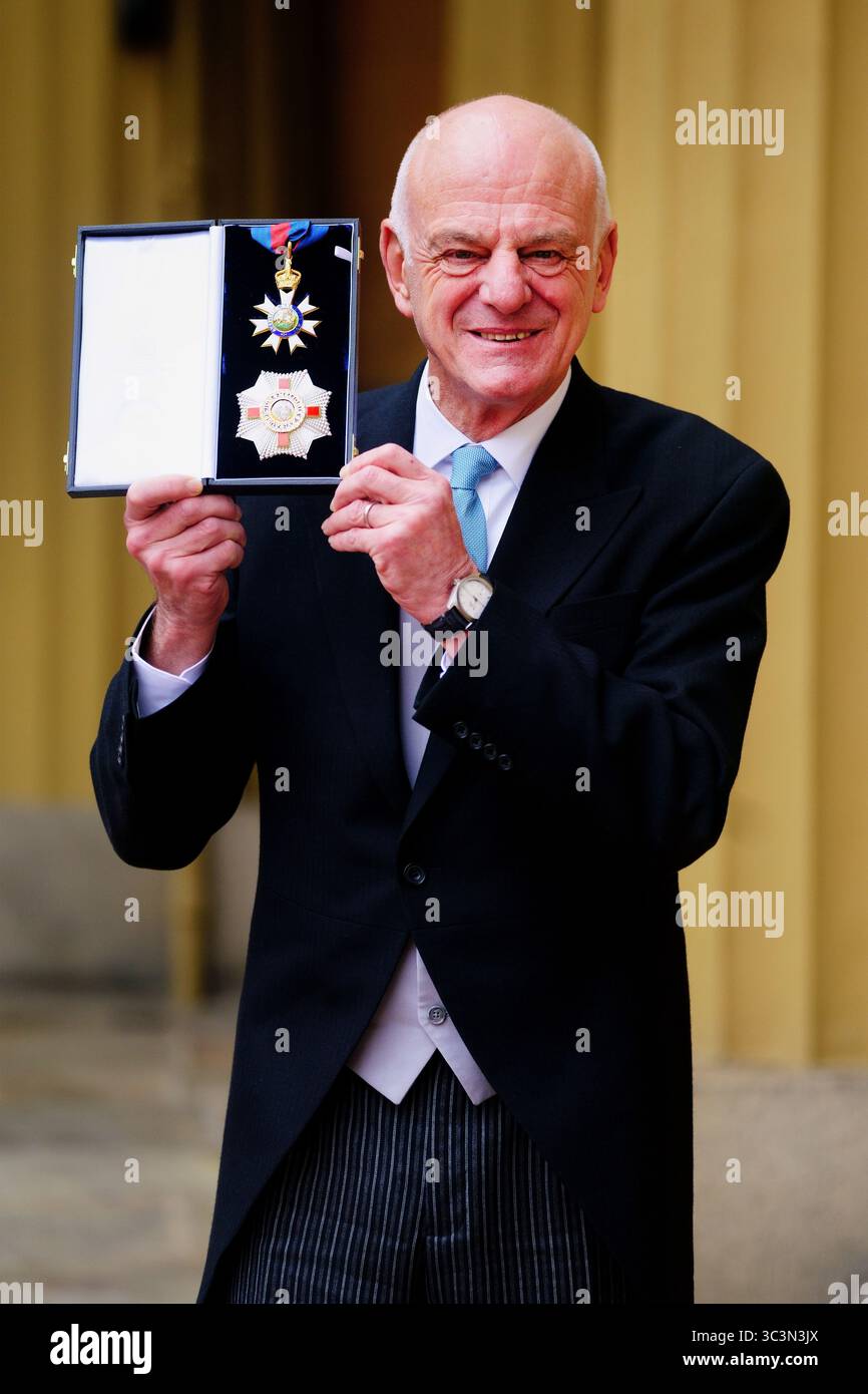 Photo du dossier datée du 03/03/23 de Sir David Nabarro, envoyé spécial de l’Organisation mondiale de la santé pour la prévention et la réponse à la COVID-19, après avoir été fait Chevalier Commandeur de l’ordre de Saint-Michel et Saint-Georges lors d’une cérémonie d’investiture au Palais de Buckingham à Londres. Sir David Nabarro, qui était l’envoyé spécial de l’Organisation mondiale de la santé (OMS) pour le COVID-19, est décédé à l’âge de 75 ans. Le directeur général de l'OMS, le Dr Tedros Adhanom Ghebreyesus, a déclaré qu'il était "profondément choqué et attristé par le décès" de Sir David. Date d'émission : samedi 26 juillet 2025. Banque D'Images
