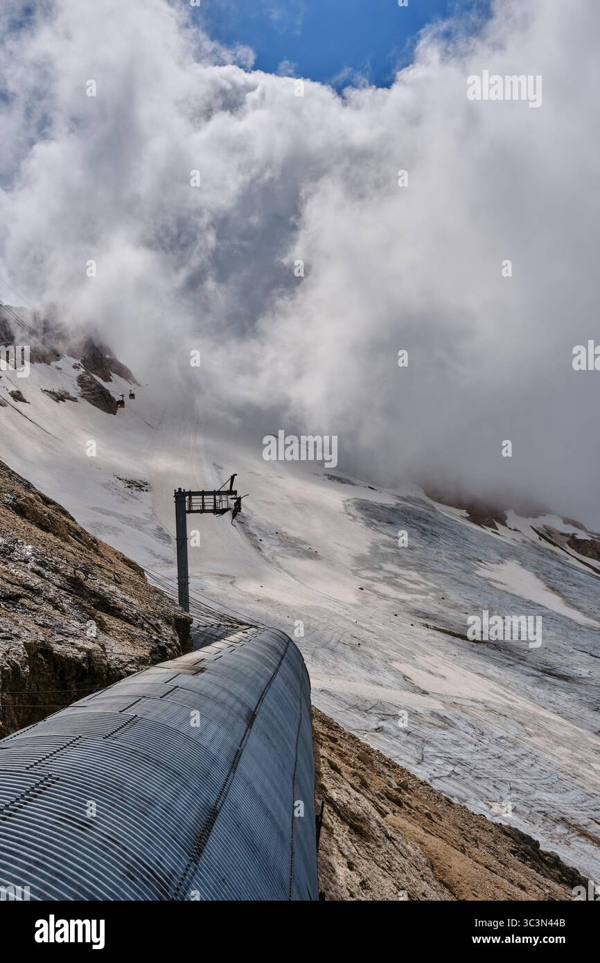 Le glacier Marmolada en juillet 2025 depuis l'arrêt Serauta sur le téléphérique Malga Ciapela avec la sortie du tunnel des pistes de ski Banque D'Images