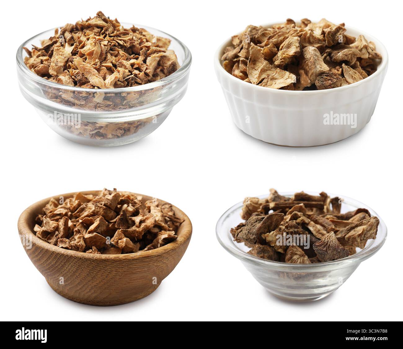 Morceaux de racine de chicorée sèche dans des bols isolés sur blanc, ensemble Banque D'Images