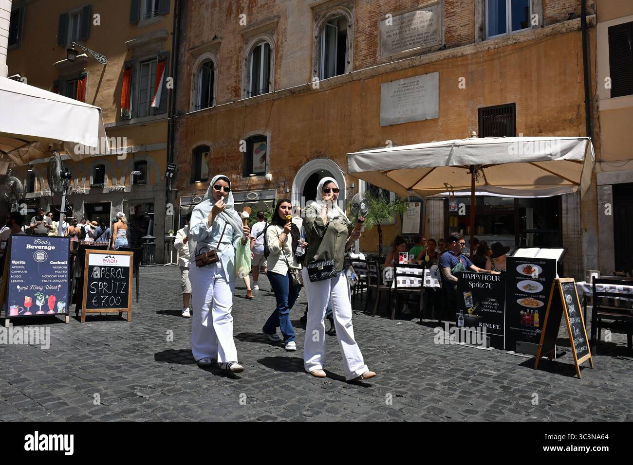 Rome, Italie. 26 juillet 2025. **NO LIBRI** Italie, Rome, 2025/7/26.touristes sur la Piazza del Panteon à Rome photographie par ALESSIA GIULIANI /Catholic Press photo Credit : Independent photo Agency/Alamy Live News Banque D'Images
