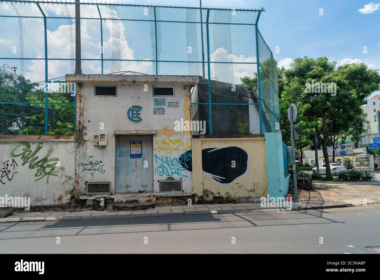 Les anciennes stations de transformation construites par la Compagnie des eaux et d’électricité de Saigon (CEE) au début du XXe siècle sont toujours en activité aujourd’hui. Banque D'Images