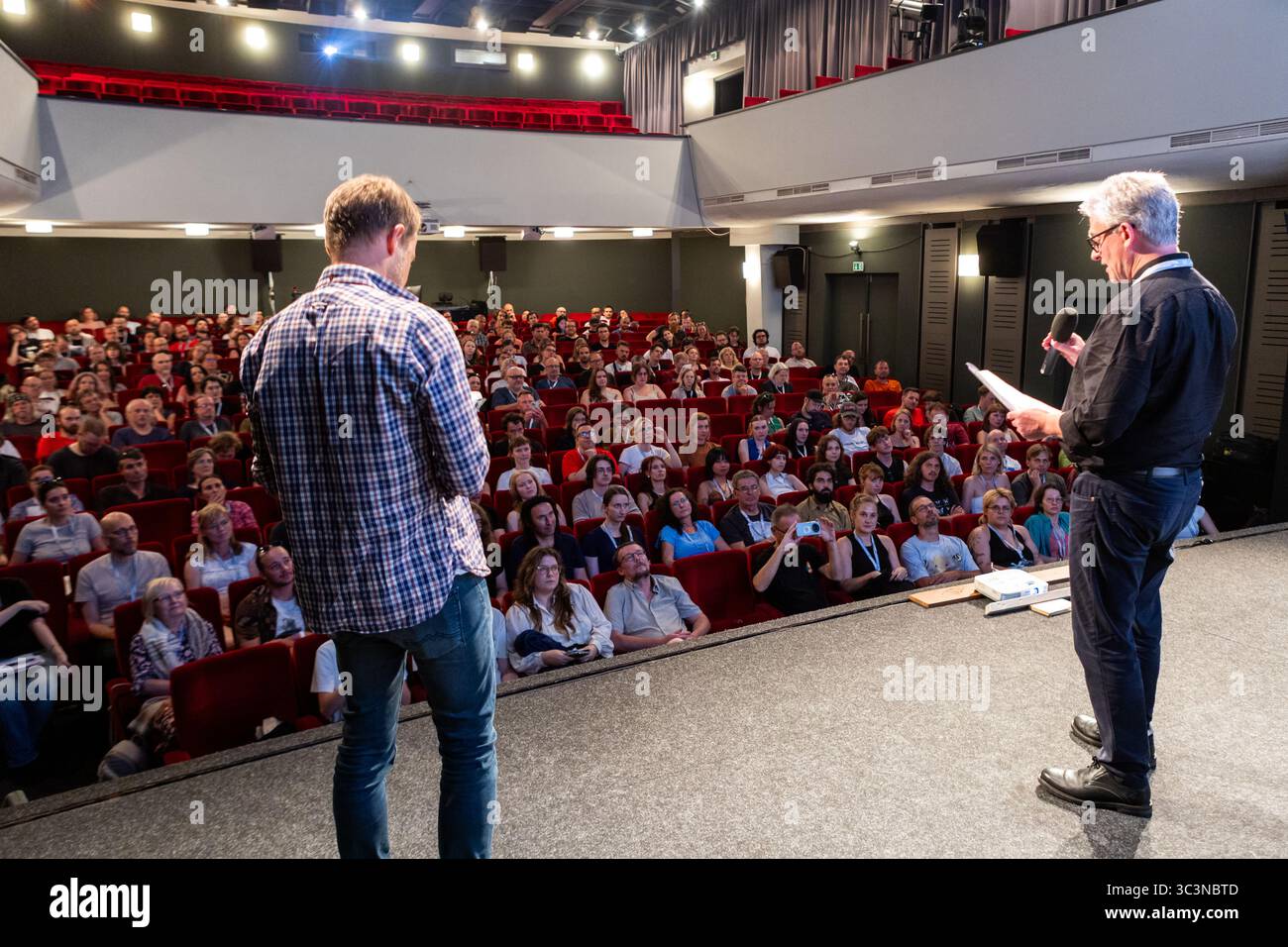 Duncan Petrie, professeur à l'Université de York (à droite), expert du directeur de la photographie Otto Heller, présente la projection du film Peeping Tom Banque D'Images