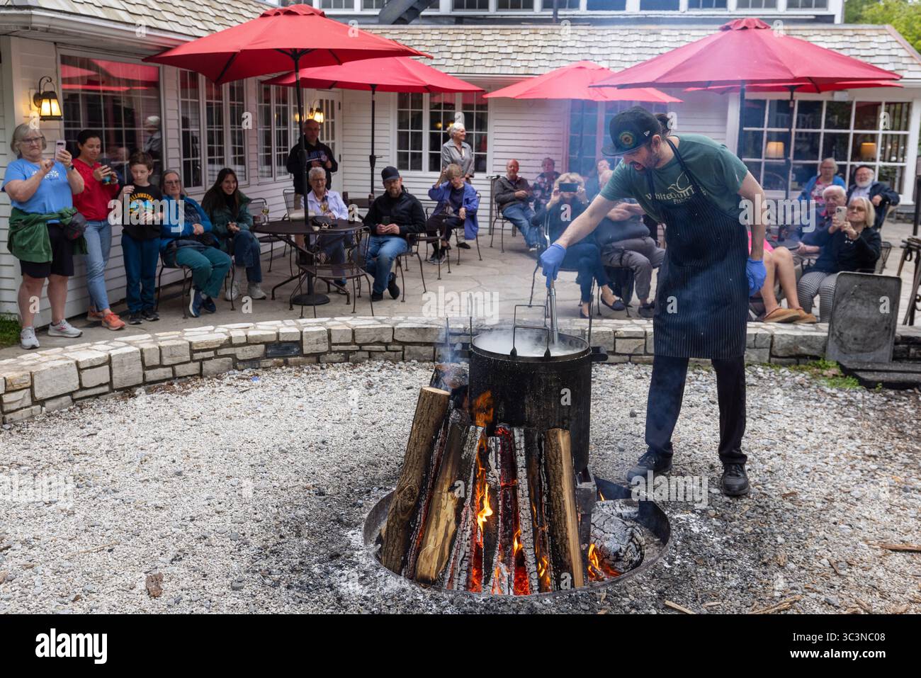 Une ébullition de poisson est une tradition culinaire dans le comté de Door, Wisconsin. Les poissons bouillent à Fish Creek, Wisconsin Banque D'Images