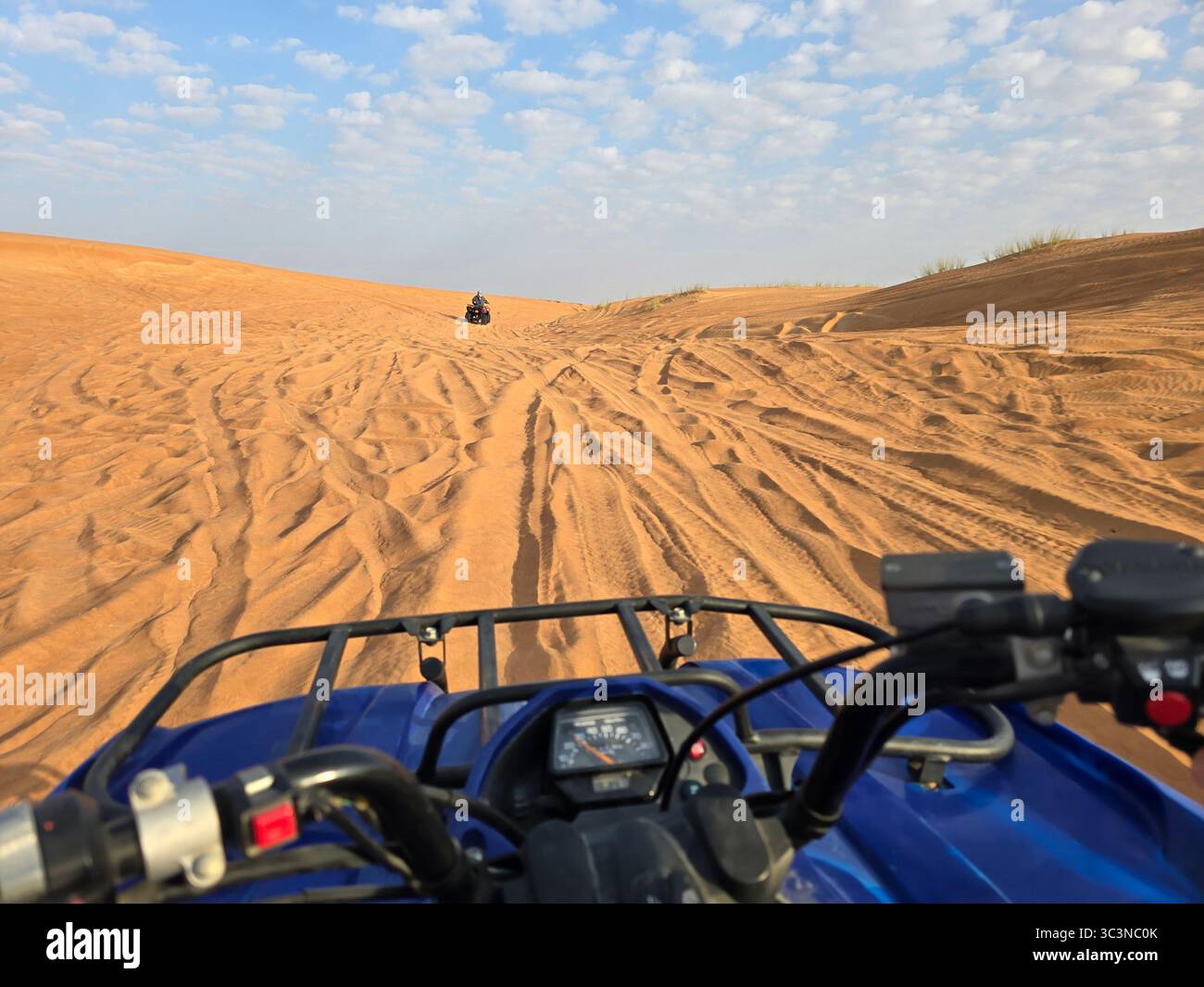 Dunes dorées du désert avec des montagnes au loin sous un ciel bleu clair - Image de stock capturée avec un smartphone