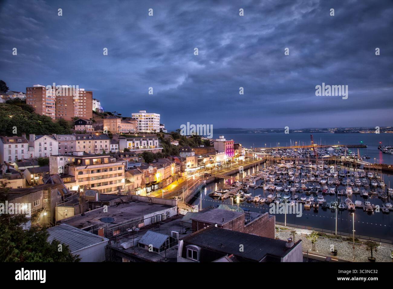 GB - DEVON : Torquay Harbour de nuit avec Tor Bay en arrière-plan (photographie par Edmund Nagele FRPS) Banque D'Images