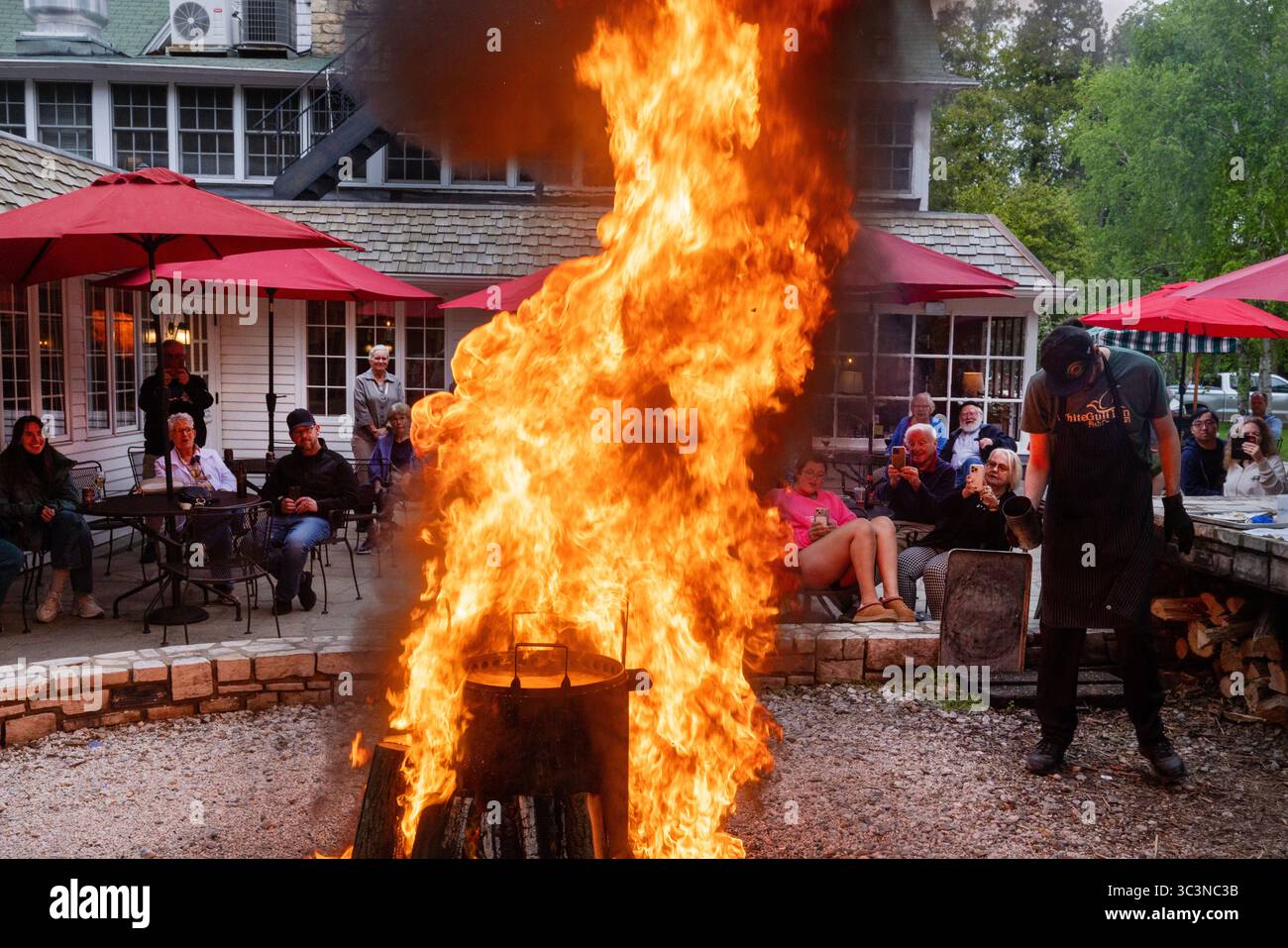 Une ébullition de poisson est une tradition culinaire dans le comté de Door, Wisconsin. Les poissons bouillent à Fish Creek, Wisconsin Banque D'Images