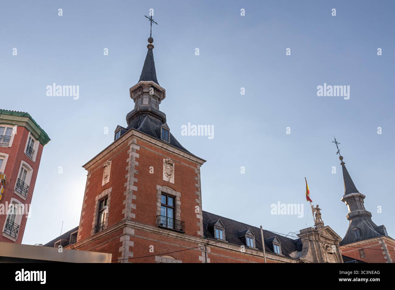 Madrid, Espagne. Vue sur les tours jumelles du 17ème siècle Palacio de Santa Cruz, une ancienne prison royale et ancien bâtiment baroque abritant maintenant le min Banque D'Images