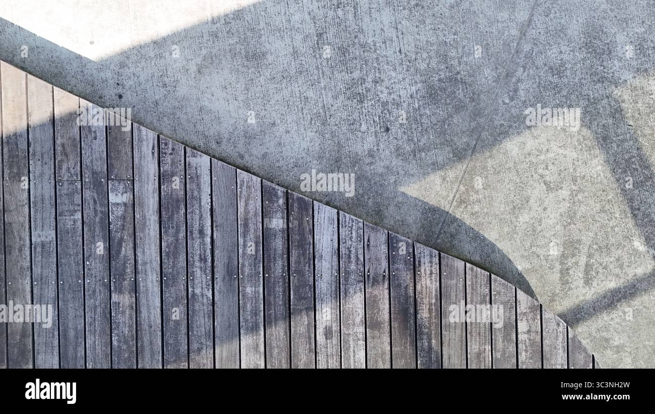 Banc en bois et sol en béton avec des lignes d'ombre d'en haut Banque D'Images