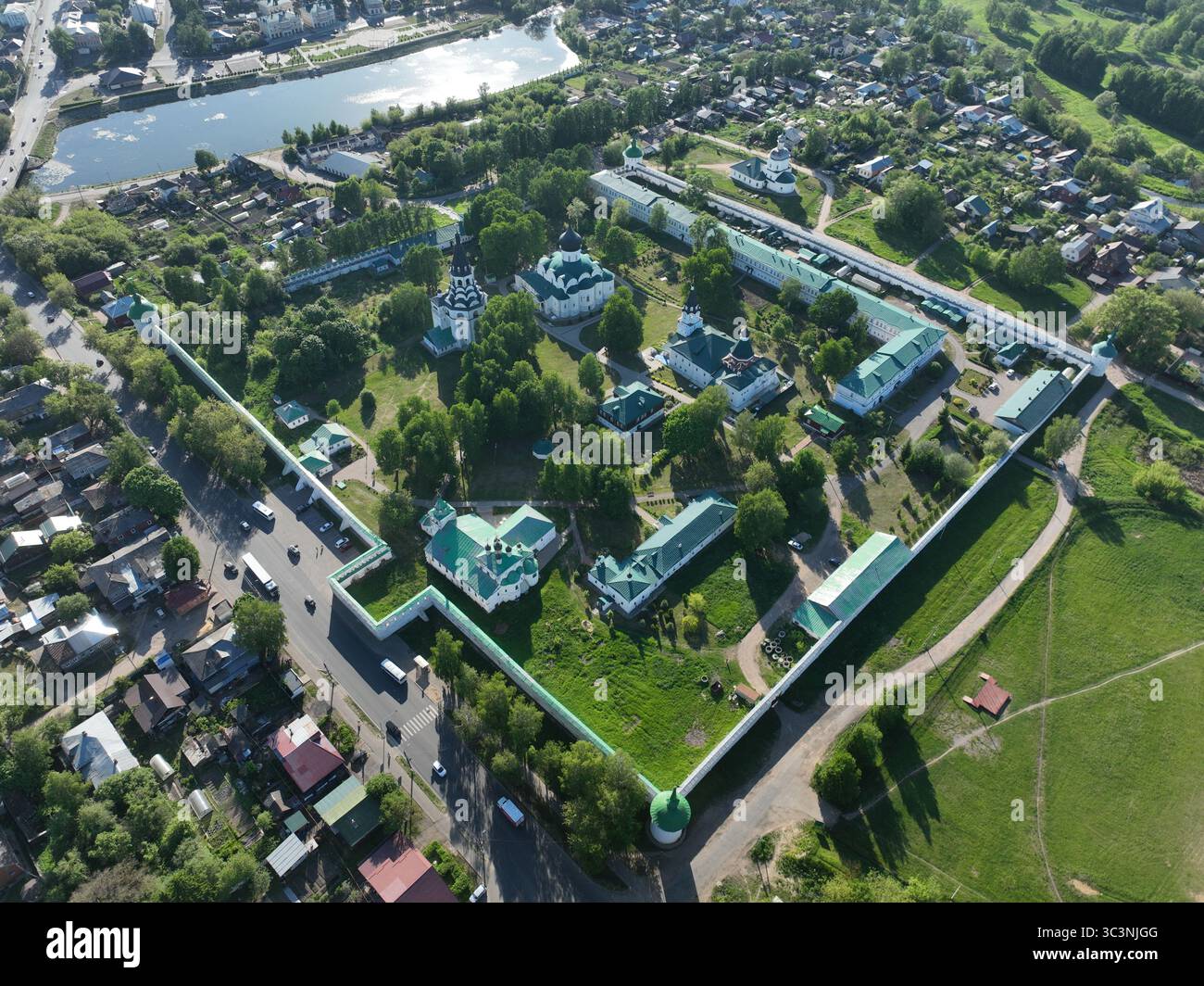 Une vue aérienne panoramique du monastère de la Sainte Annonciation à Kirzhach, entouré par des parties de la ville et un plan d'eau voisin Banque D'Images