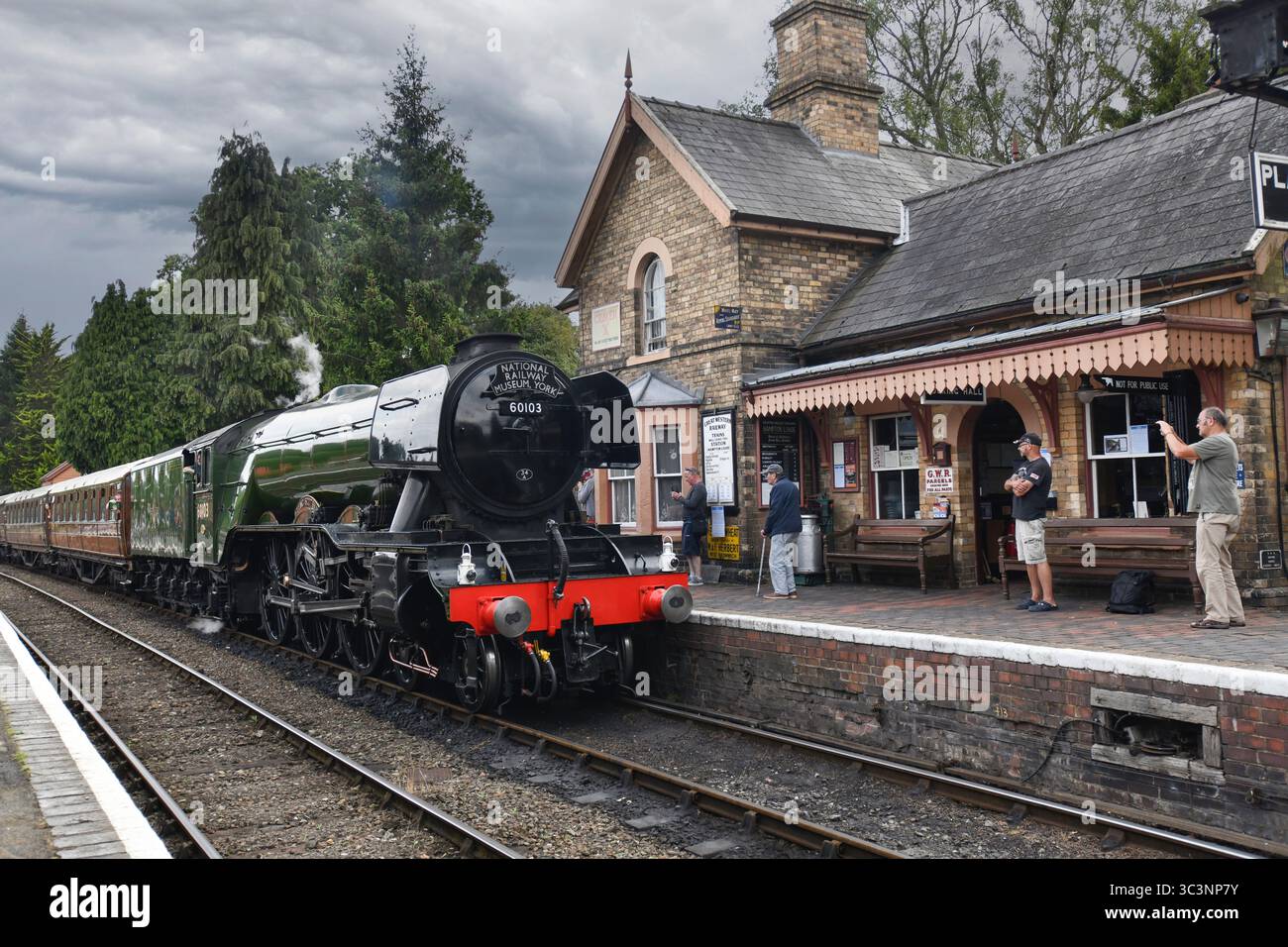 La locomotive à vapeur Flying Scotsman passant par la gare de Hampton Loade sur la Severn Valley Railway. La célèbre locomotive fait une visite de quatre jours du chemin de fer patrimonial pour célébrer la réouverture de la voie après sa fermeture par affaissement. Photo de David Bagnall. Crédit : David Bagnall/Alamy Live News Banque D'Images