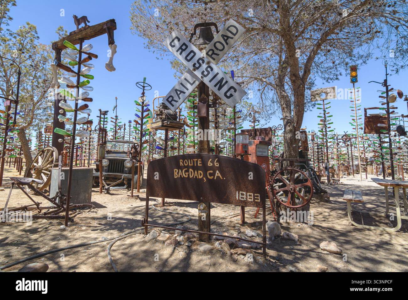 Elmer long, décédé en 2019 à l'âge de 72 ans, a créé ce ranch de bouteilles, montant la collection de bouteilles de son père décédé sur des arbres métalliques soudés. Banque D'Images