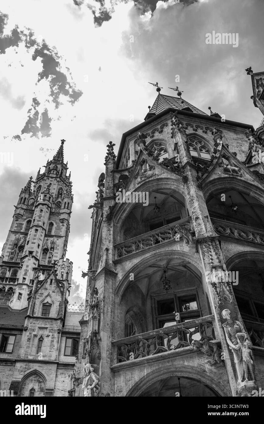Nouvel hôtel de ville, Neues Rathaus, bâtiment du gouvernement municipal et du conseil municipal sur la place Marienplatz dans le centre de Munich en Bavière, Allemagne, le 13 juillet 2025 Banque D'Images