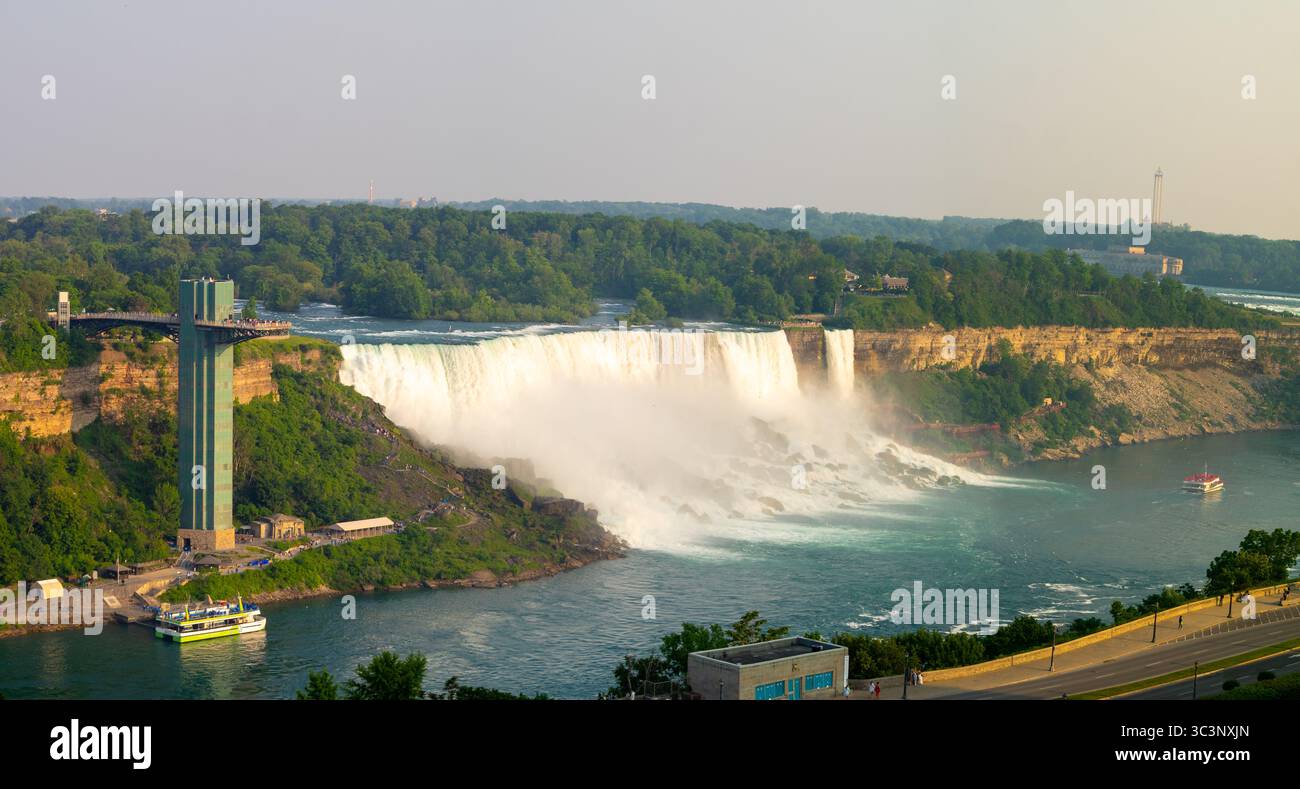 La tour d'observation des chutes du Niagara à côté des chutes américaines vues de Niagara Falls, Ontario, Canada Banque D'Images