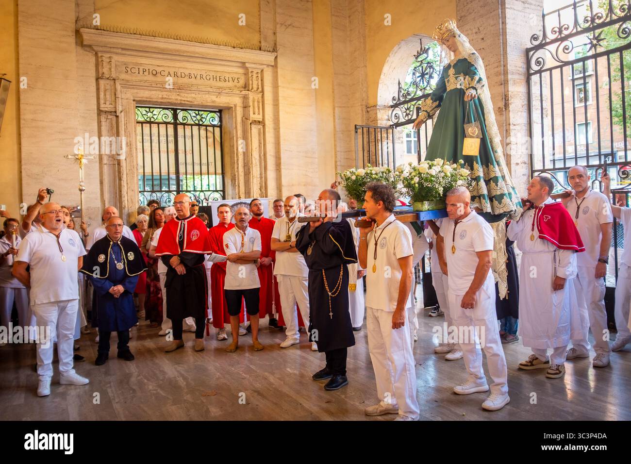 Rome, Italie. 26 juillet 2025. Dans le cadre des célébrations dédiées à la Madonna del Carmine de Trastevere, connue sous le nom de de' Noantri, la messe est célébrée en langue Corse dans la basilique de San Crisogono, avec la participation des Confraternités Corses d'Ajaccio et de Bastia. À la fin de la messe, la procession ramène la statue de la Madonna del Carmine à l'église de Santa Agata. (Crédit image : © Marco Di Gianvito/ZUMA Press Wire) USAGE ÉDITORIAL SEULEMENT ! Non destiné à UN USAGE commercial ! Banque D'Images