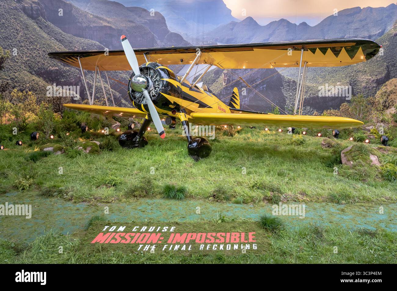 Londres, Royaume-Uni. 15 mai 2025. Yellow Stunt biplan présenté dans le film « Mission impossible - The final Reckoning » vu lors de la première mondiale Banque D'Images