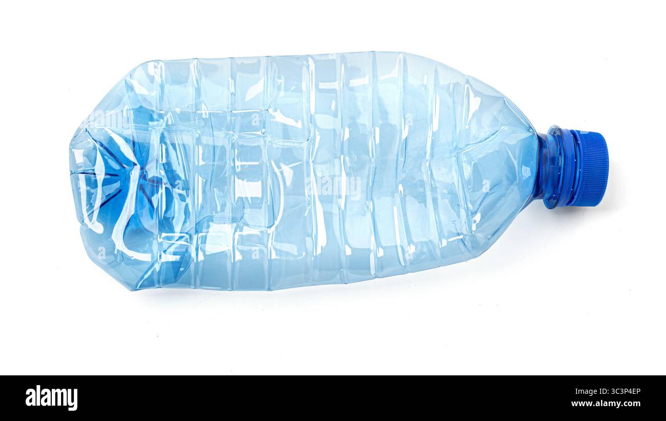Plan studio d'une bouteille d'eau en plastique écrasée vide avec bouchon bleu, isolée sur fond blanc, représentant le recyclage et les questions environnementales Banque D'Images