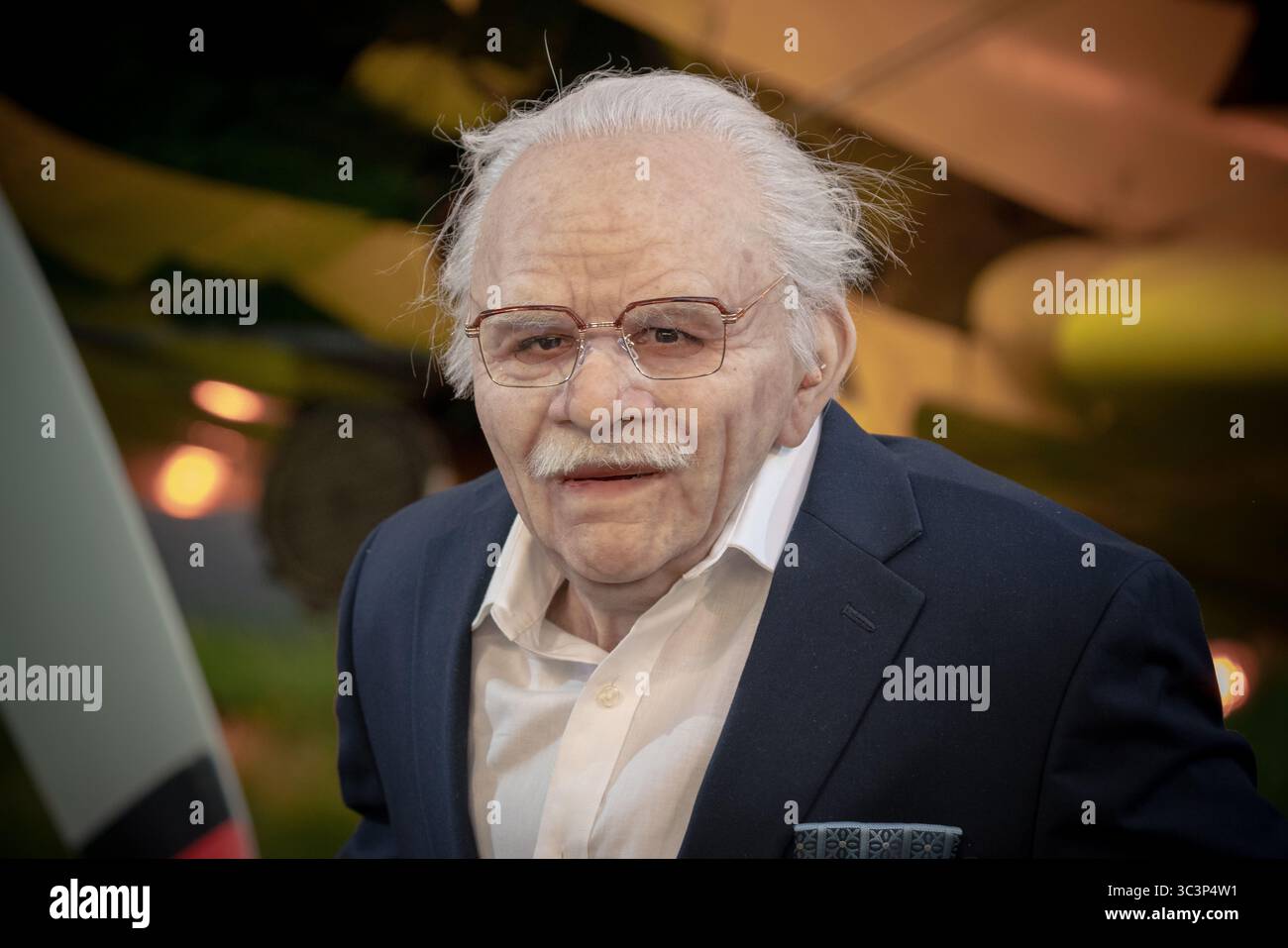 Michelle Khare, YouTuber américaine et animatrice de télévision, fait une farce avec un masque de vieil homme lors de la première de 'Mission : impossible - The final Reckoning'. Banque D'Images