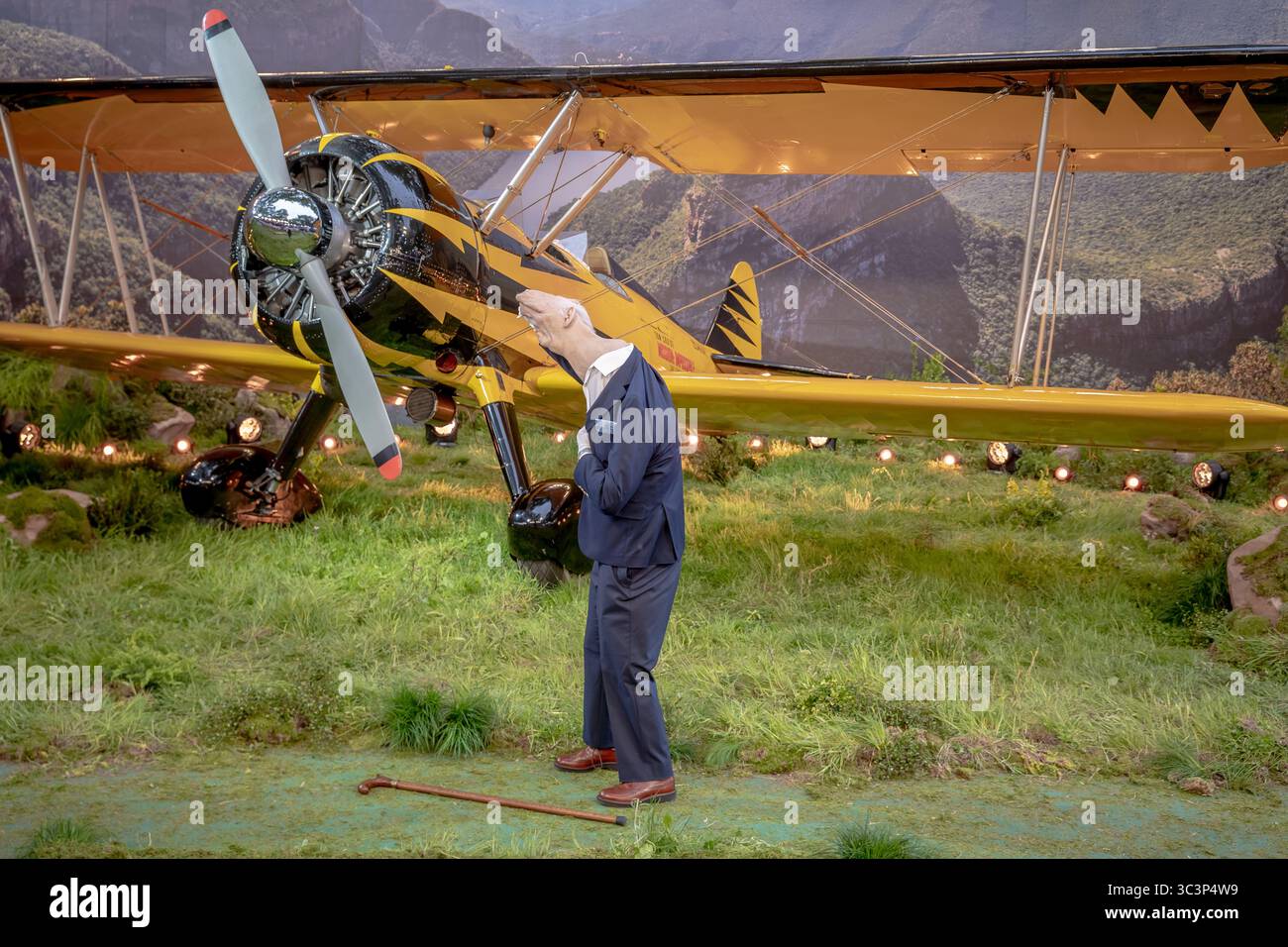Michelle Khare, YouTuber américaine et animatrice de télévision, fait une farce avec un masque de vieil homme lors de la première de 'Mission : impossible - The final Reckoning'. Banque D'Images