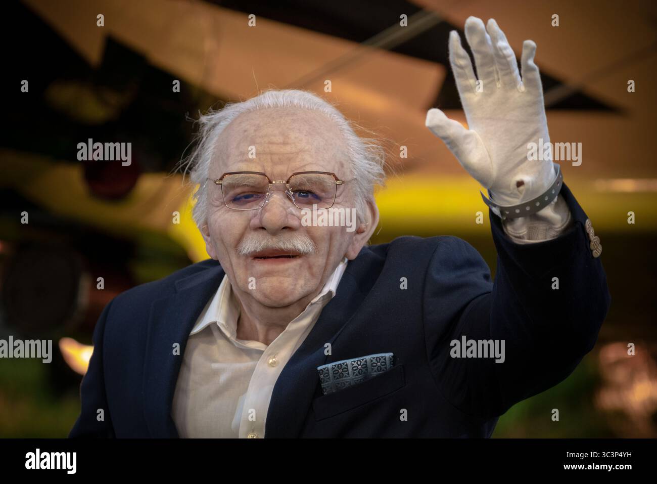 Michelle Khare, YouTuber américaine et animatrice de télévision, fait une farce avec un masque de vieil homme lors de la première de 'Mission : impossible - The final Reckoning'. Banque D'Images