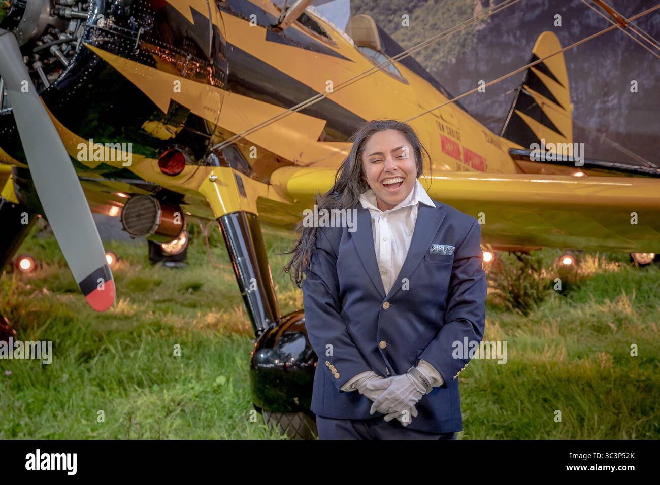 Michelle Khare, YouTuber américaine et animatrice de télévision, fait une farce avec un masque de vieil homme lors de la première de 'Mission : impossible - The final Reckoning'. Banque D'Images