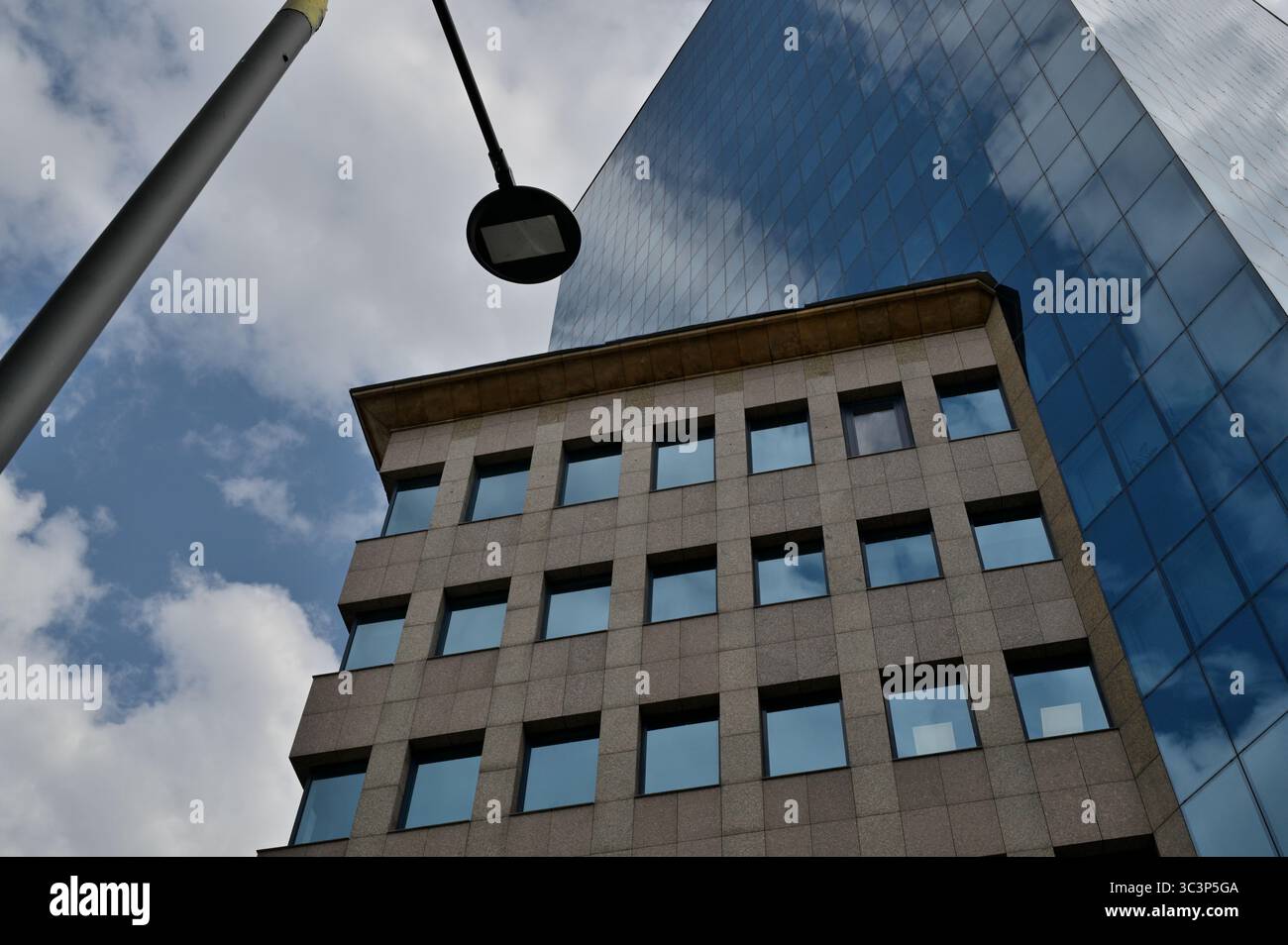 Varsovie, architecture, Bureau, ciel, nuage - ciel, structure construite, gratte-ciel, station, réverbère, béton armé, ville, route urbaine, Skyline urbain, vie urbaine. Banque D'Images