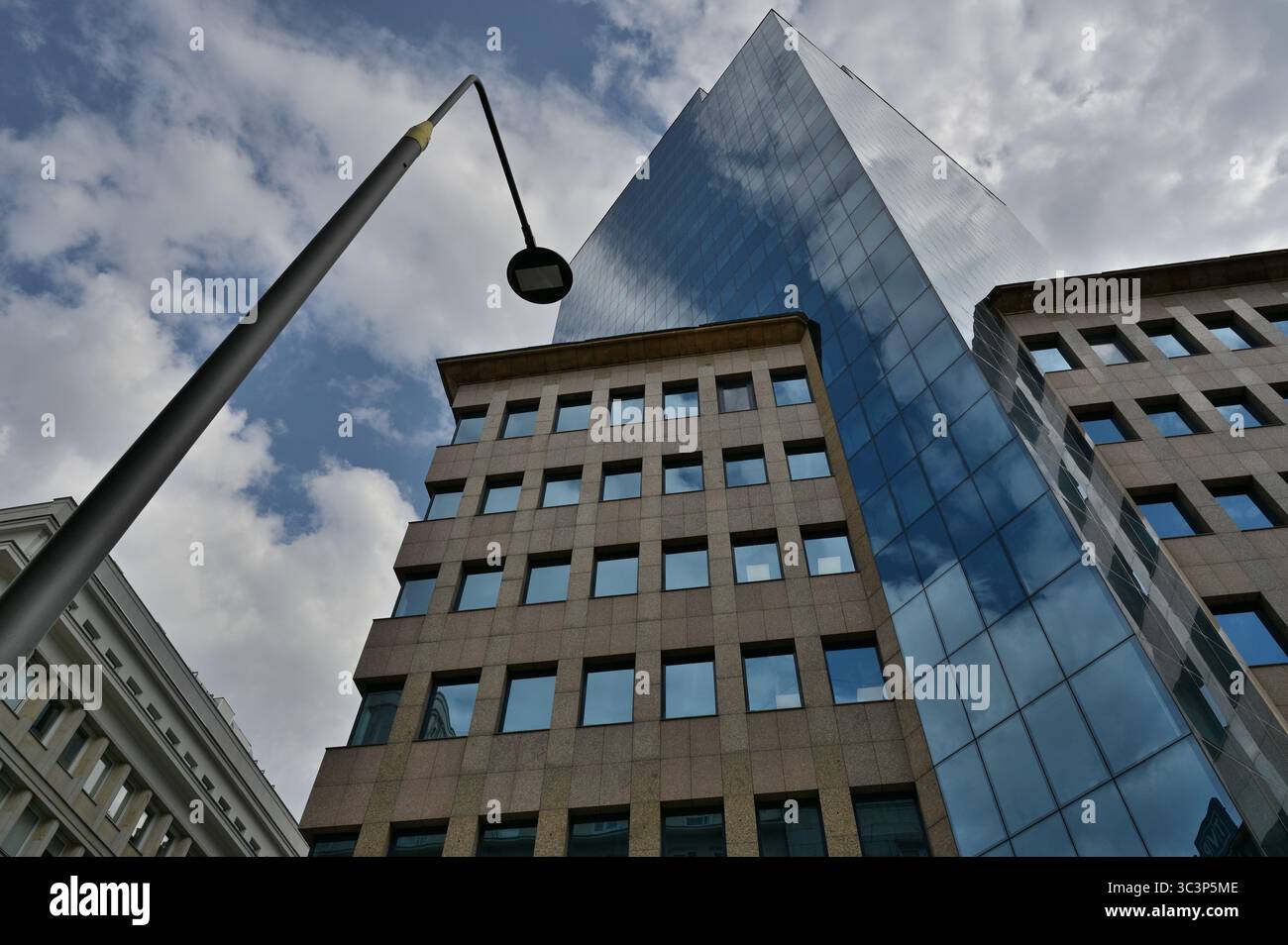 Varsovie, architecture, Bureau, ciel, nuage - ciel, structure construite, gratte-ciel, station, réverbère, béton armé, ville, route urbaine, Skyline urbain, vie urbaine. Banque D'Images