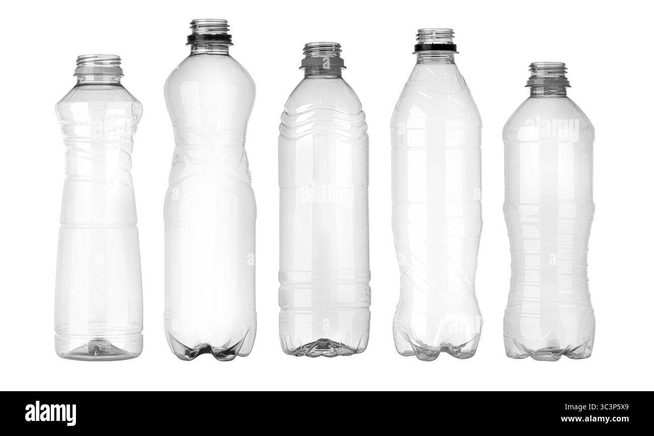 Les bouteilles en plastique vides se tiennent sur un fond blanc, prêtes pour le recyclage ou la réutilisation Banque D'Images