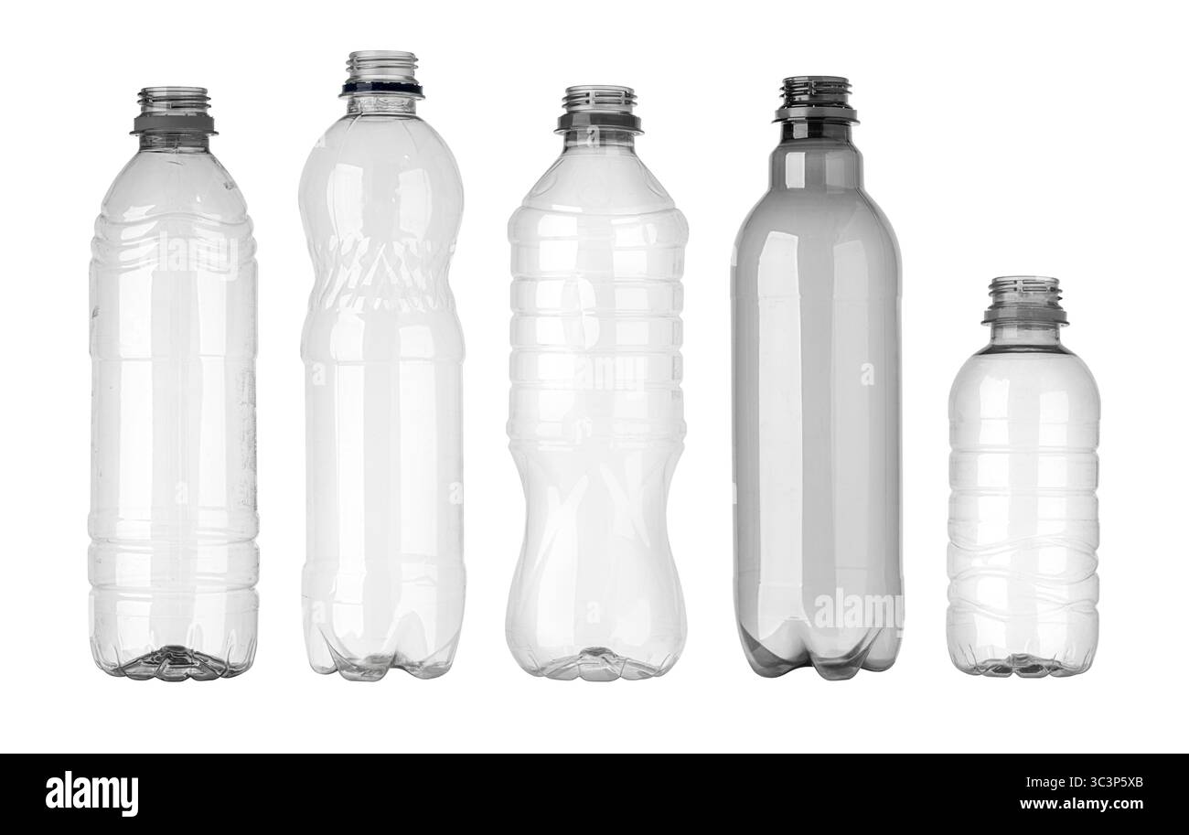 Les bouteilles en plastique vides se tiennent sur un fond blanc, prêtes pour le recyclage ou la réutilisation Banque D'Images
