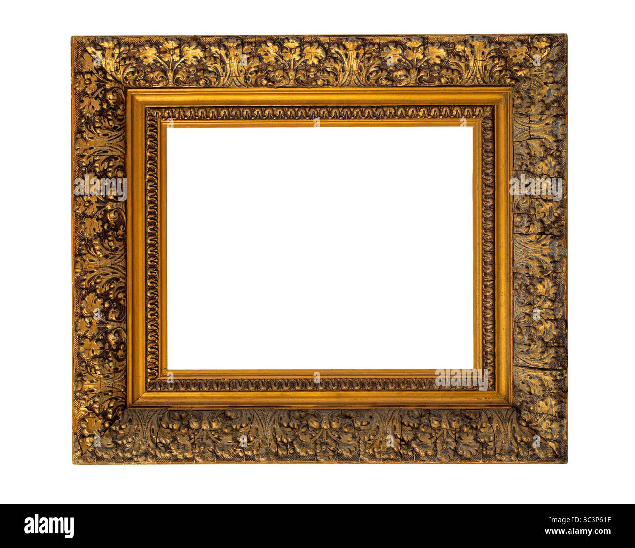 Cadre photo or orné avec un motif floral complexe isolé sur un fond blanc, offrant un espace de copie pour les œuvres d'art ou la conception Banque D'Images