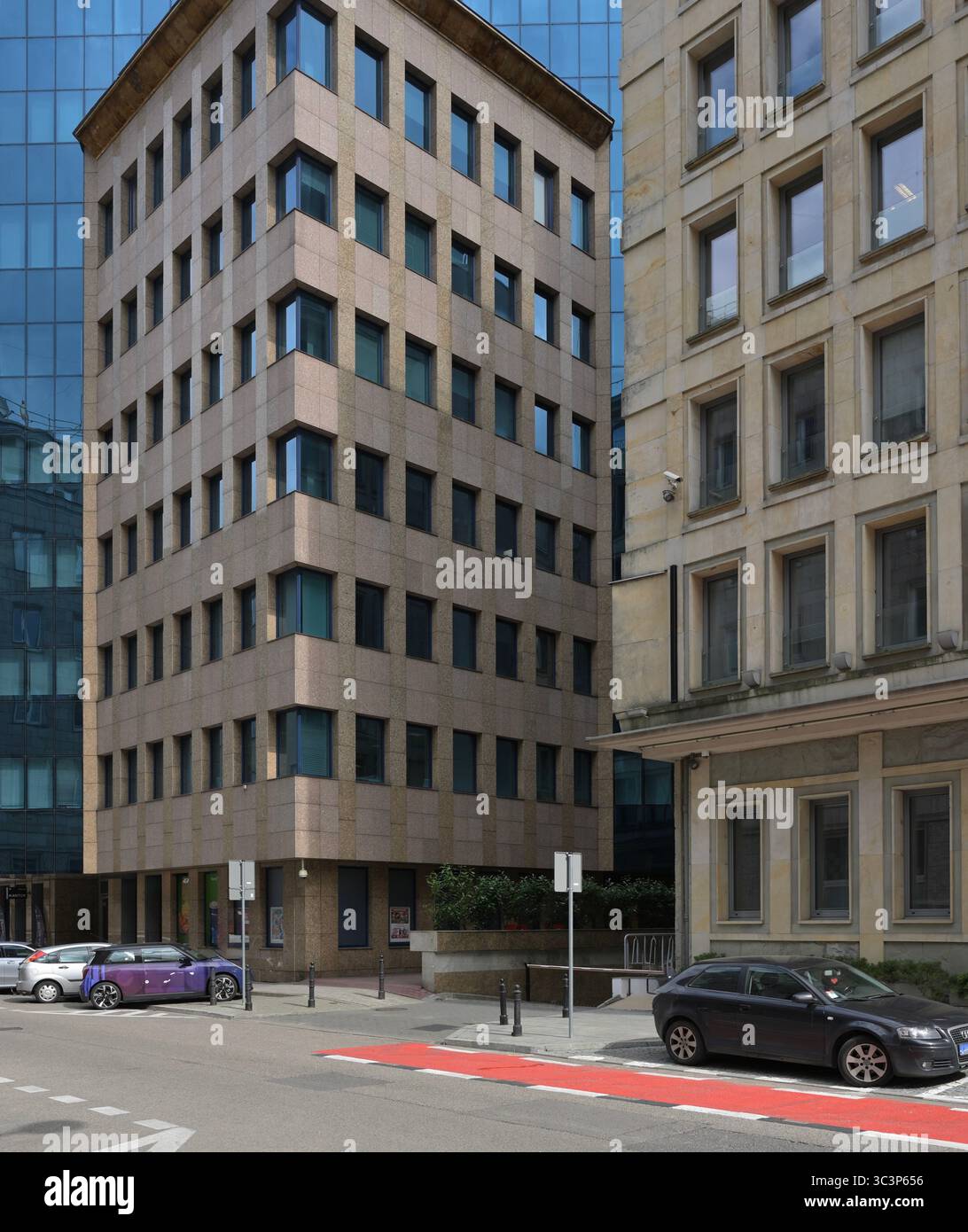 Varsovie, architecture, Bureau, ciel, nuage - ciel, structure construite, gratte-ciel, station, réverbère, béton armé, ville, route urbaine, Skyline urbain, vie urbaine. Banque D'Images