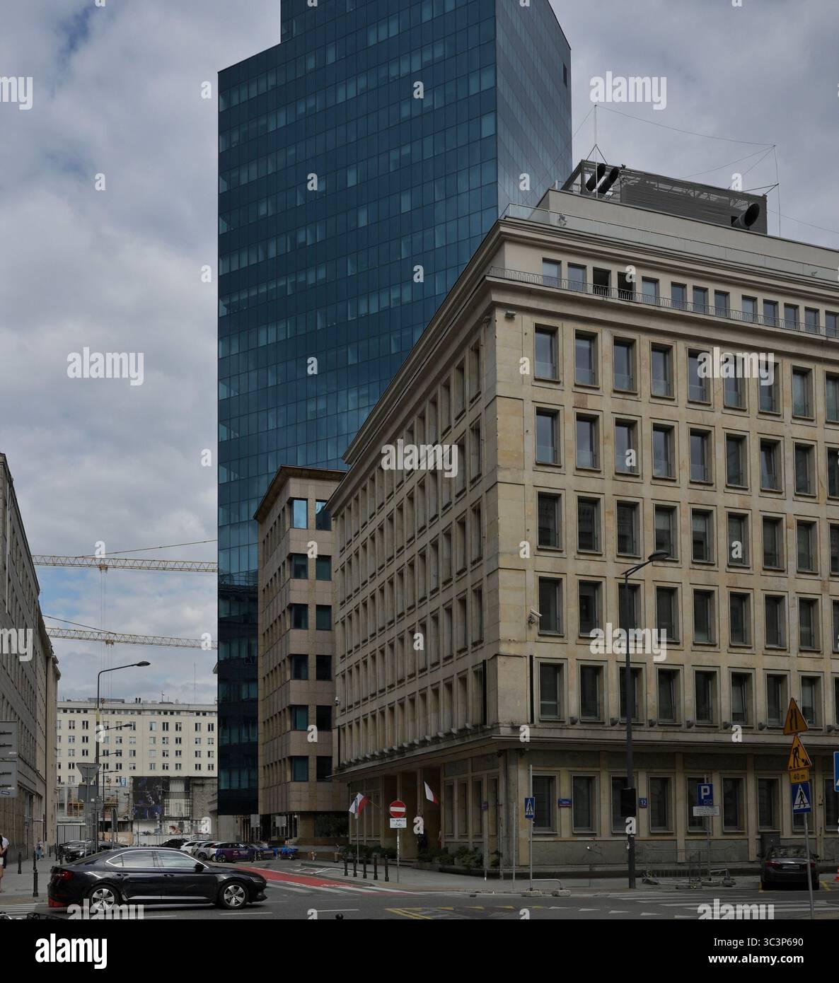 Varsovie, architecture, Bureau, ciel, nuage - ciel, structure construite, gratte-ciel, station, réverbère, béton armé, ville, route urbaine, Skyline urbain, vie urbaine. Banque D'Images