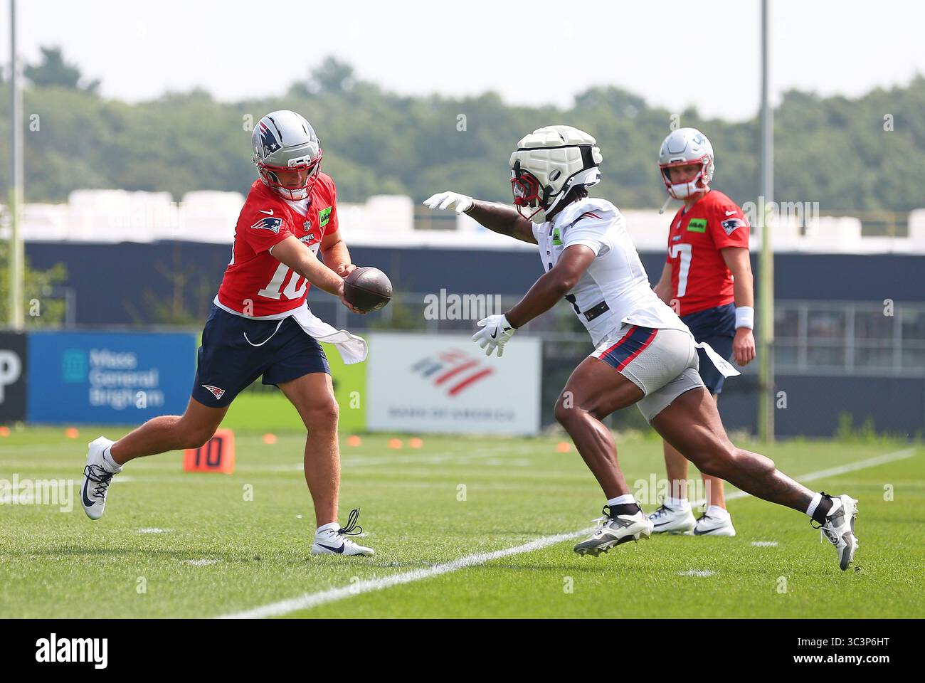Foxborough, États-Unis. 26 juillet 2025. 26 juillet 2025 ; Foxborough, ma, États-Unis; le quarterback Drake Maye (10 ans) des Patriots de la Nouvelle-Angleterre s'arrête lors du camp d'entraînement des Patriots de la Nouvelle-Angleterre au stade Gillette. Anthony Nesmith/CSM/Sipa USA (crédit image : © Anthony Nesmith/Cal Sport Media/Sipa USA) crédit : Sipa US/Alamy Live News Banque D'Images