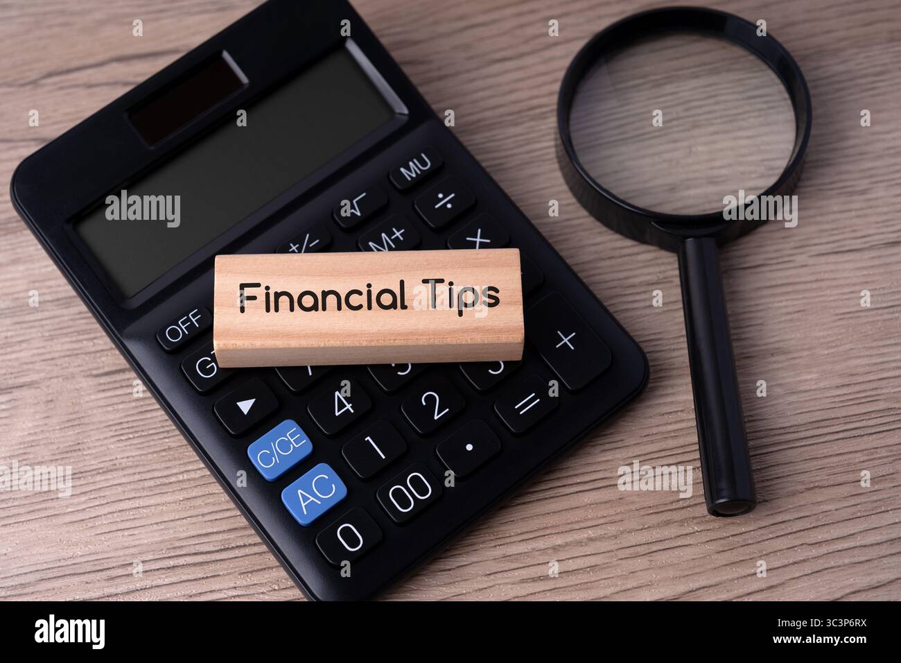 Conseils financiers texte sur bloc de bois sur le dessus de la calculatrice Banque D'Images