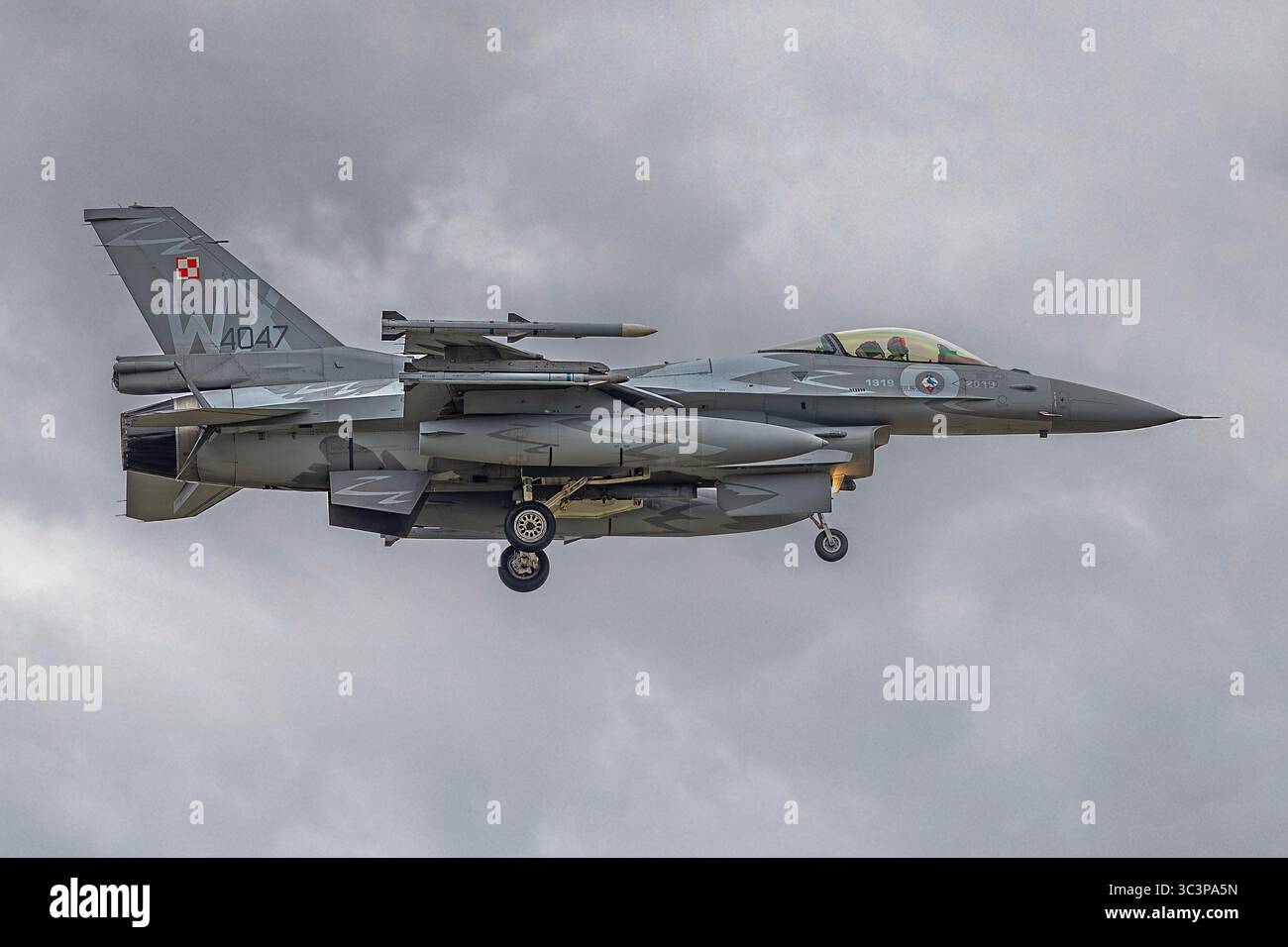 Armée de l'air polonaise, Lockheed Martin F-16C Fighting Falcon arrivant à Royal International Air Tattoo, Whelford, RAF Fairford, Gloucestershire, Royaume-Uni Banque D'Images